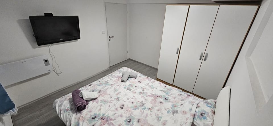 Bed, TV and multimedia, Bedroom, towels, wardrobe