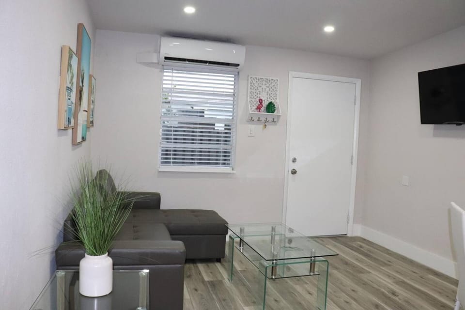Flamingo Beach House House in Dania Beach