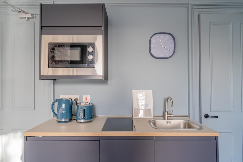 Coffee/tea facilities, toaster