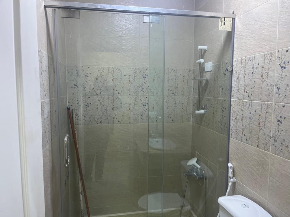 Shower, Toilet