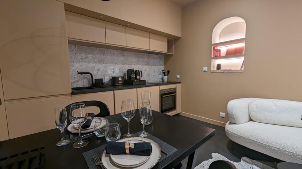 Coffee/tea facilities, Kitchen or kitchenette, Living room, Seating area, Dining area, flat iron, oven, stove, stove, toaster, toaster, toaster, kitchen, kitchen