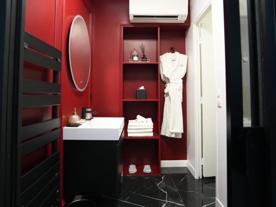 Bathroom, towels