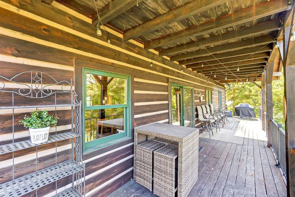 Large Log Cabin Chalet w/ Hot Tub - Horses & Lake! Cabin in Ohio