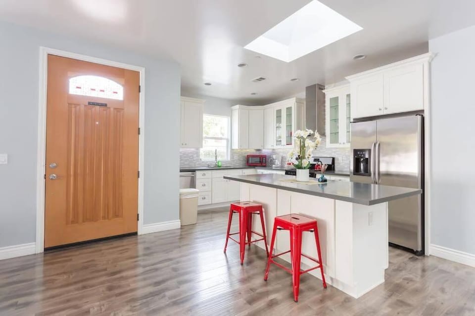 Kitchen or kitchenette, Dining area, minibar, pet friendly