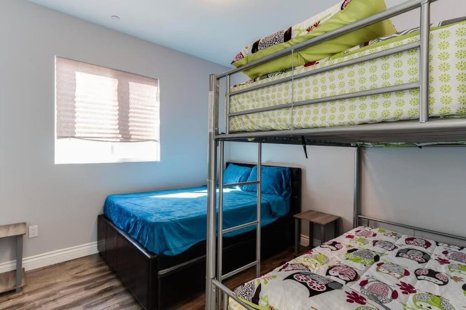Bed, Photo of the whole room, bunk bed