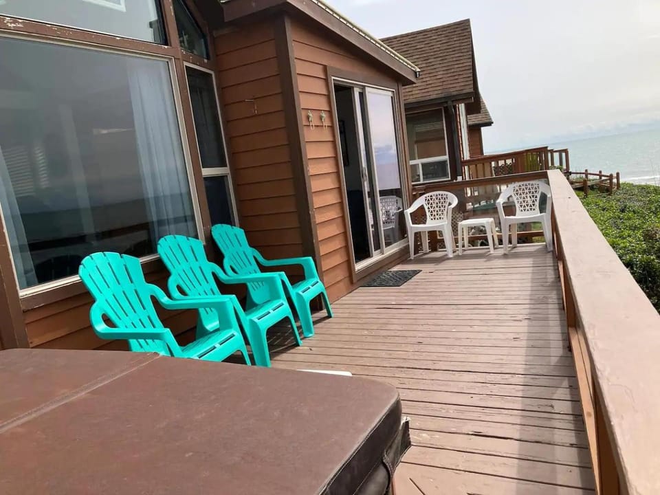 Oceanfront Cabin 4 with Jacuzzi Pet Friendly Cabin in California