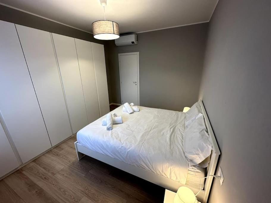 Appartamento due parcheggi e vicino metro Apartment in Milan