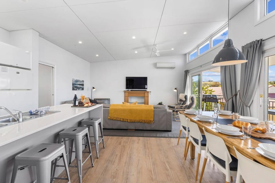 TV and multimedia, Kitchen or kitchenette, Living room, Photo of the whole room, Dining area, Evening entertainment