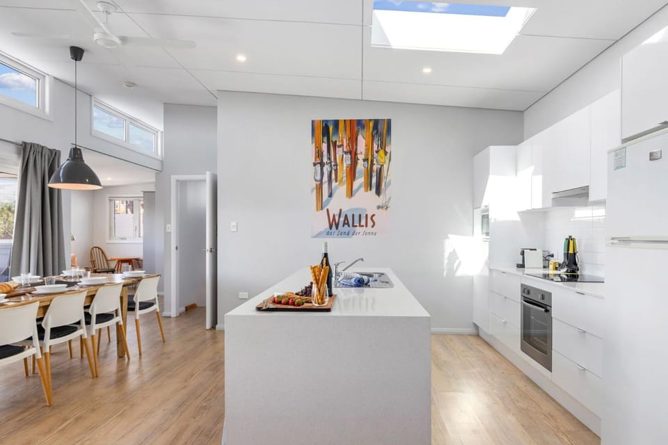 Kitchen or kitchenette, Dining area, oven, stove