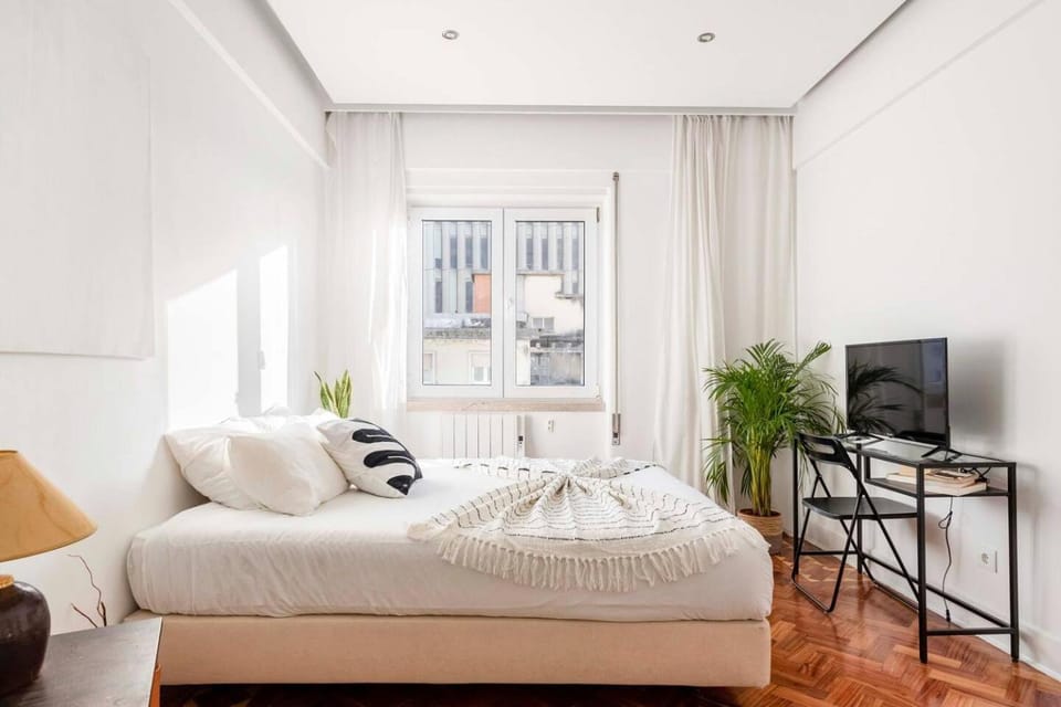 Bed, TV and multimedia, Photo of the whole room, Bedroom