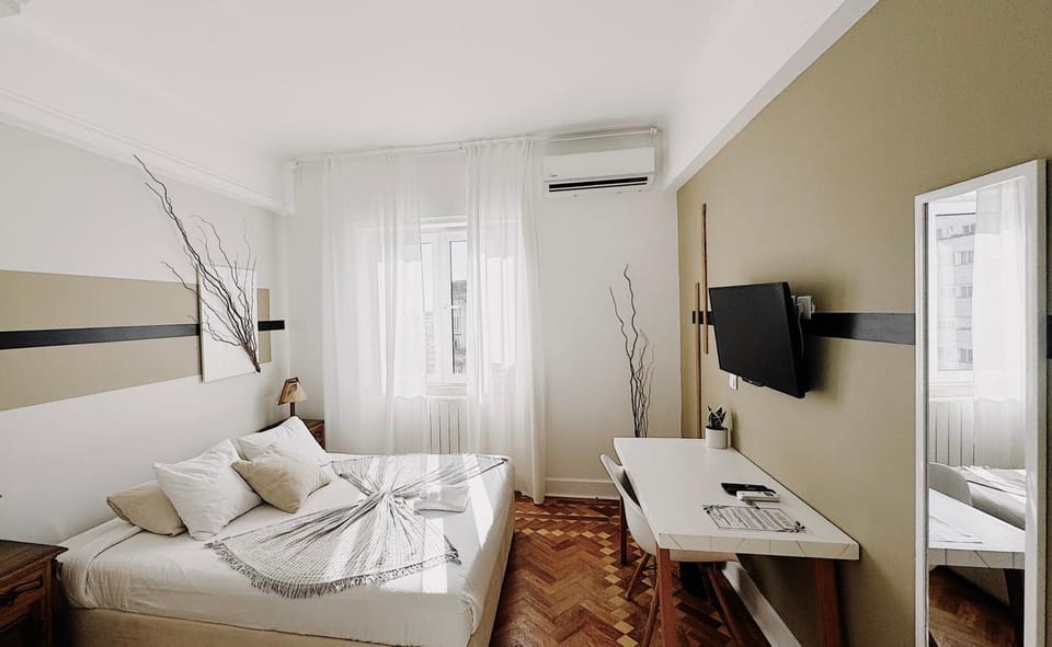 Communal lounge/ TV room, Bed, TV and multimedia, Photo of the whole room, Bedroom, air conditioner