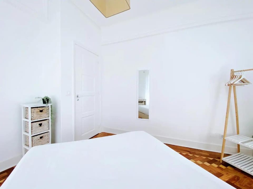 Bed, Photo of the whole room, Decorative detail, Bedroom, wardrobe