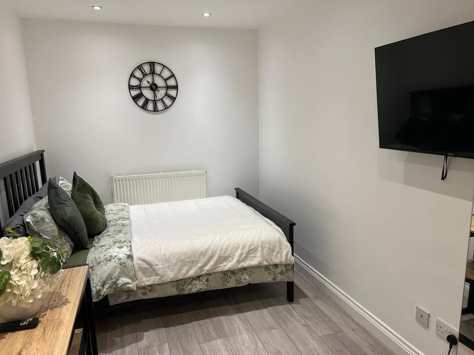 Modern Studio flat with free parking Apartment in Slough