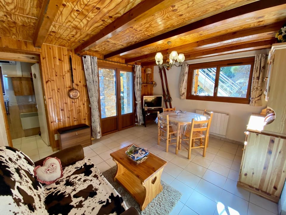 Les Angles - T3 Chalet Cozy avec Parking - FR-1-758-21 Apartment in Catalonia