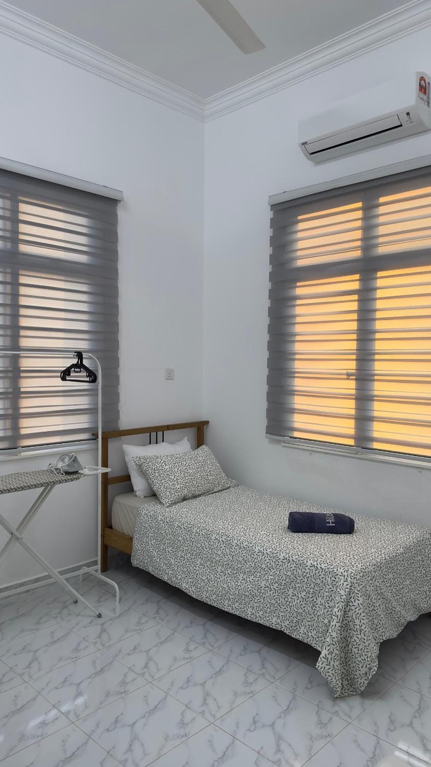Bed, Photo of the whole room, Bedroom, furniture, towels, air conditioner
