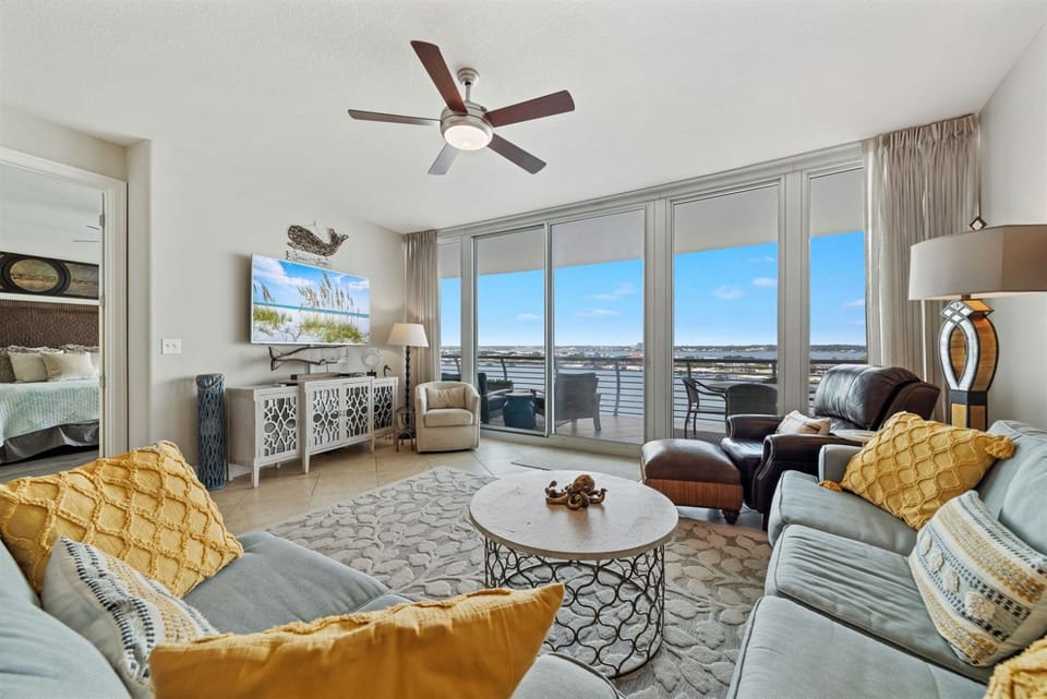 Bella Luna - 803 -High-end Luxury Condo-Bayfront-Sleeps 6-Walk to Flora-Bama Apartment in Ono Island