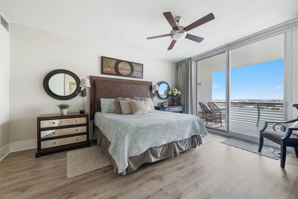 Bella Luna - 803 -High-end Luxury Condo-Bayfront-Sleeps 6-Walk to Flora-Bama Apartment in Ono Island
