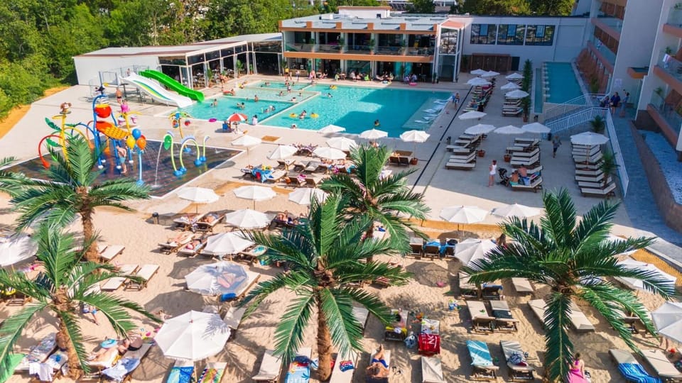 Day, Aqua park, Pool view, Swimming pool, sunbed