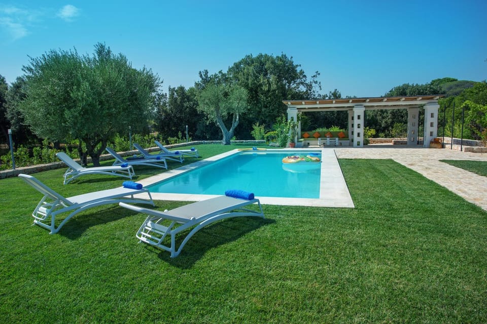 Swimming pool, sunbed