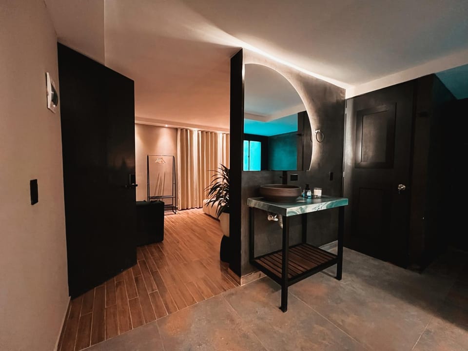 Photo of the whole room, Bedroom, wardrobe