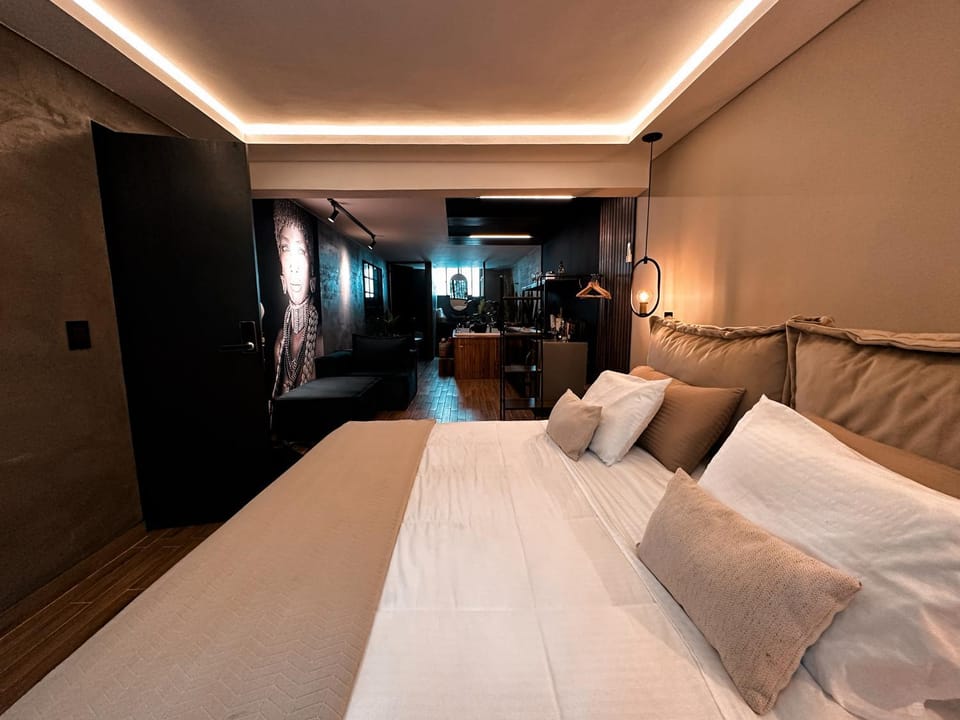Bed, TV and multimedia, Photo of the whole room, Seating area, Bedroom