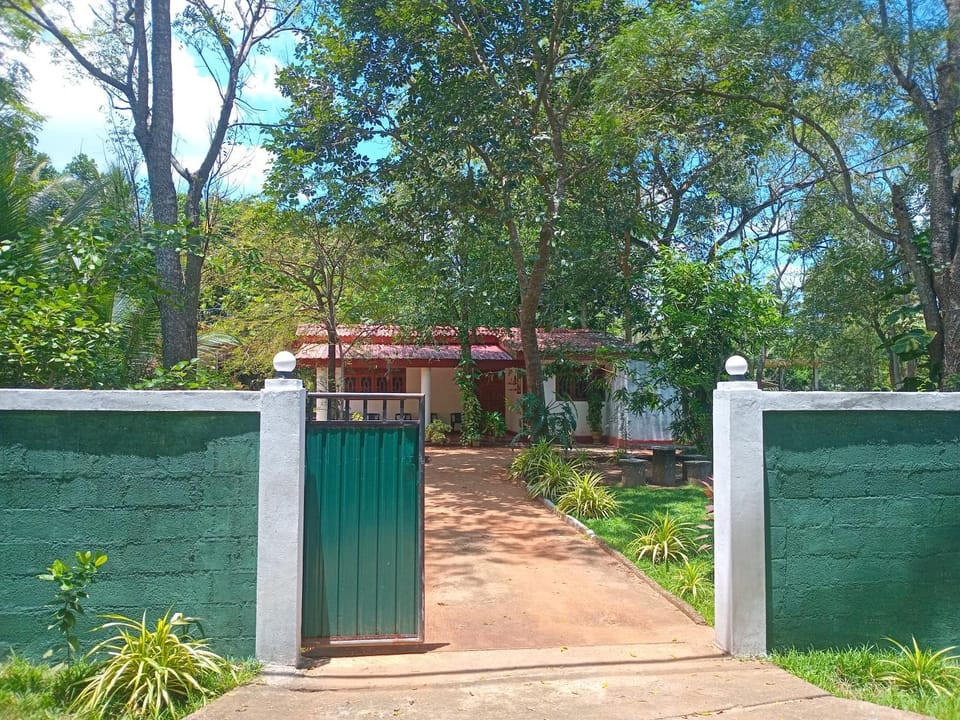 Senasuma Holiday Bungalow Anuradhapura House in Sri Lanka