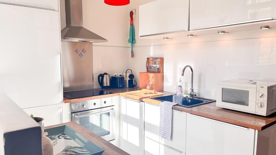 Coffee/tea facilities, oven, stove, kitchen