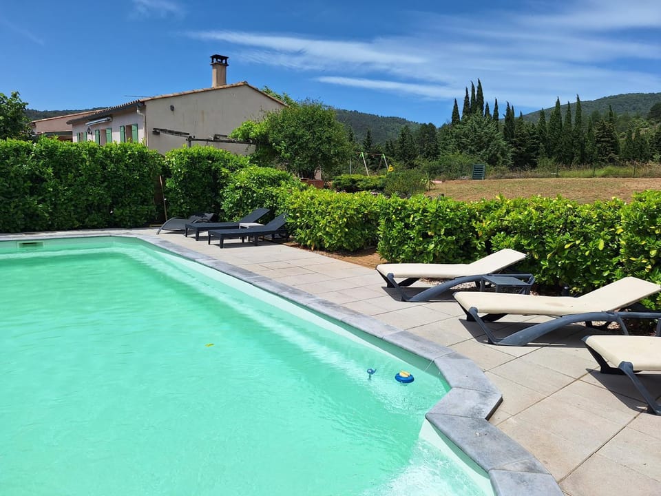 Villa les terres rouges avec piscine , chambres d hôtes Bed and Breakfast in Occitanie