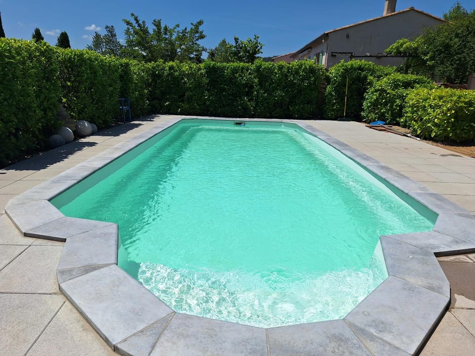 Villa les terres rouges avec piscine , chambres d hôtes Bed and Breakfast in Occitanie