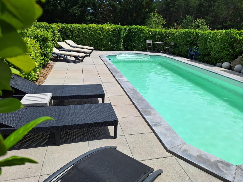 Villa les terres rouges avec piscine , chambres d hôtes Bed and Breakfast in Occitanie