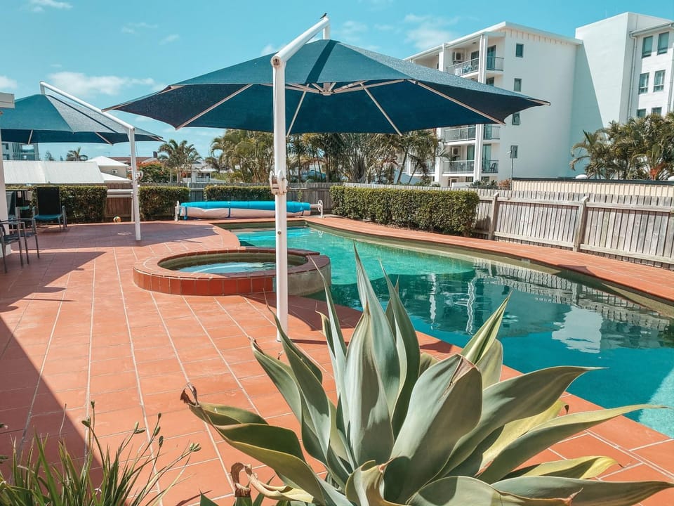 Property building, Day, Pool view, Swimming pool, sunbed