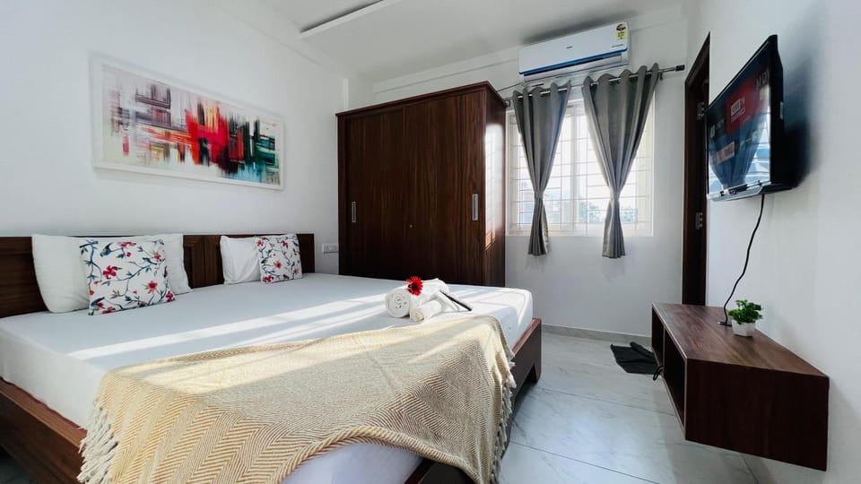 Bed, TV and multimedia, Bedroom