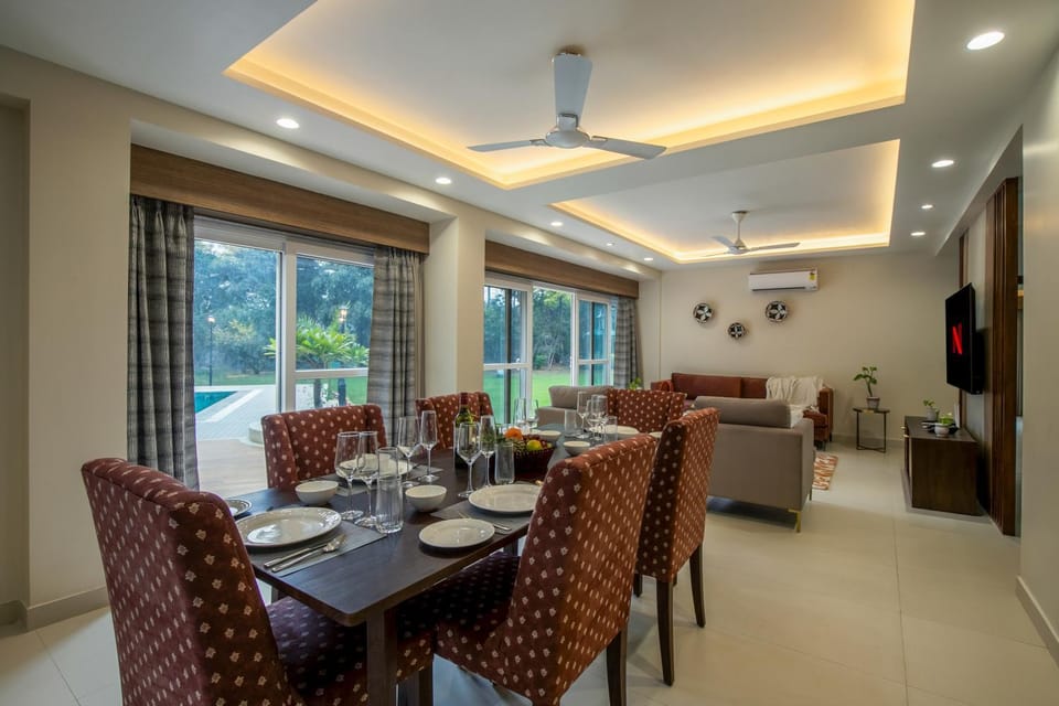 Living room, Seating area, Dining area, fireplace
