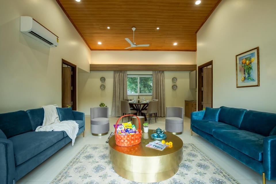 TV and multimedia, Living room, Seating area, Dining area, fireplace, air conditioner