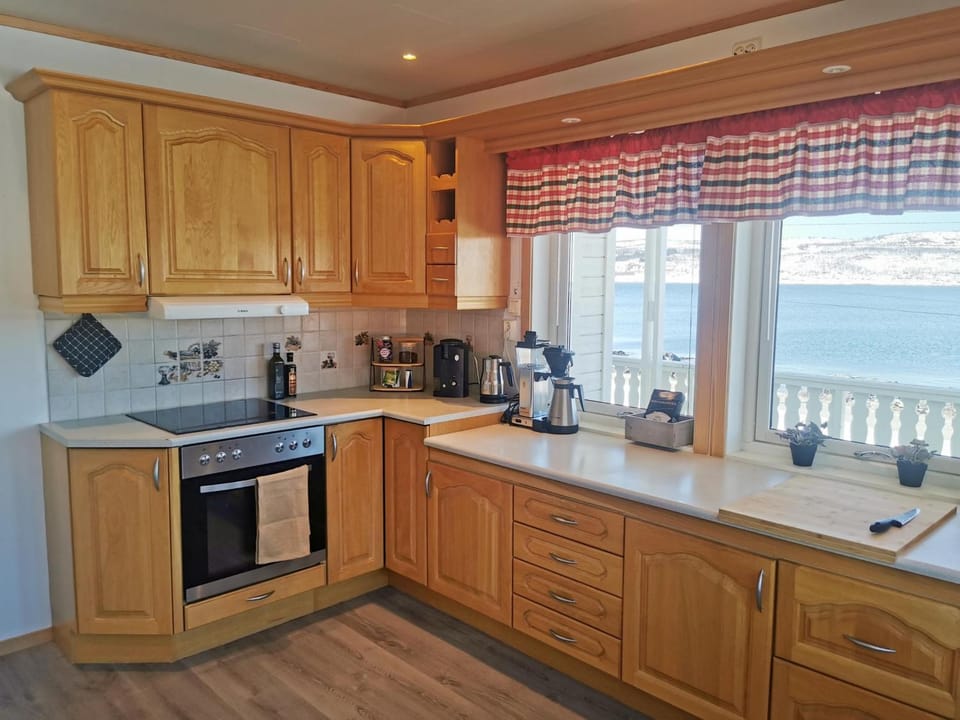 Coffee/tea facilities, Kitchen or kitchenette, dishwasher, oven, stove, toaster