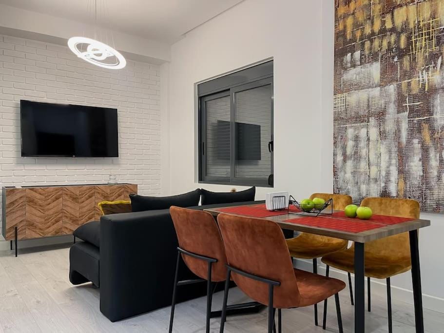 Communal lounge/ TV room, TV and multimedia, Seating area, Dining area