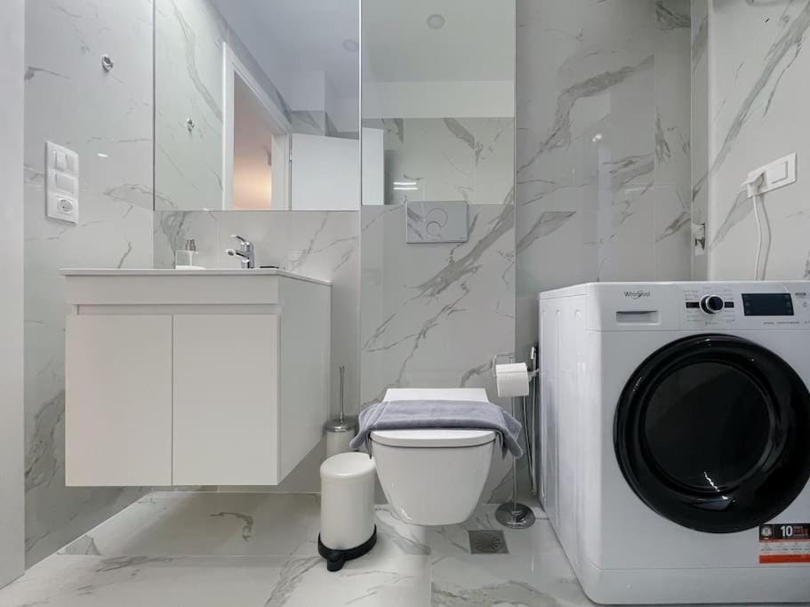 Toilet, Bathroom, towels, washing machine