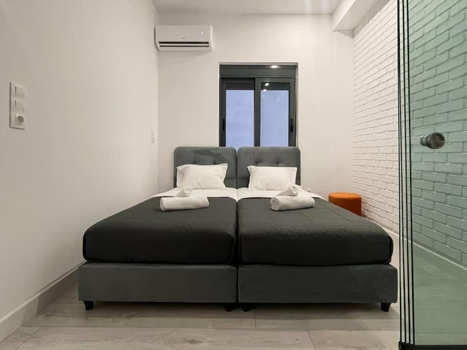 Bed, Living room, Photo of the whole room, Seating area, Bedroom, towels, air conditioner
