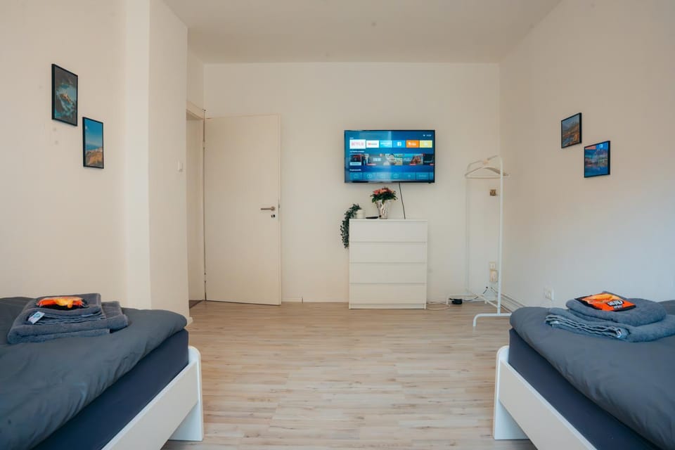 Bed, TV and multimedia, Photo of the whole room, towels