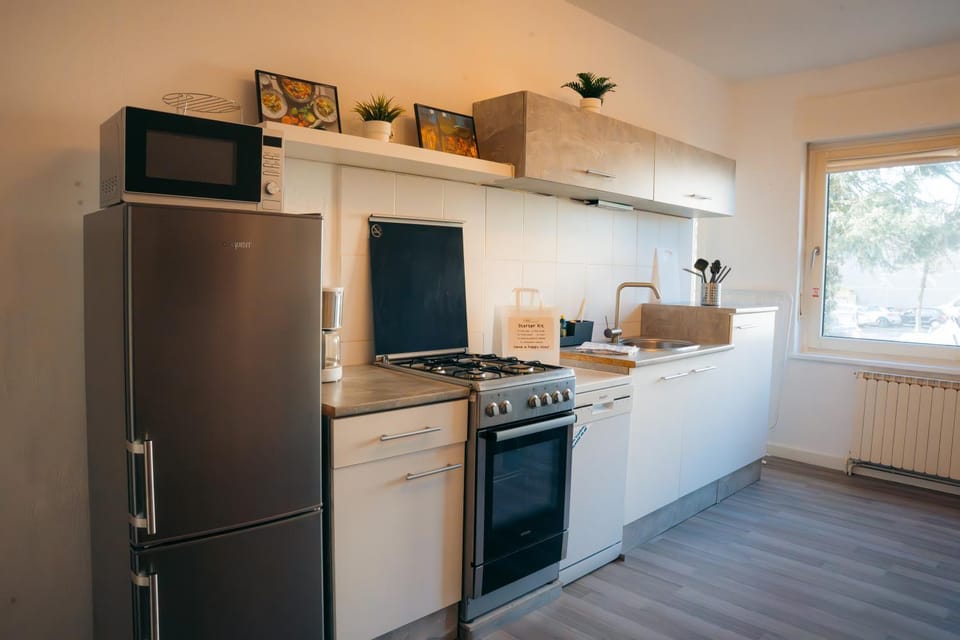 Coffee/tea facilities, Kitchen or kitchenette, dishwasher, oven, stove