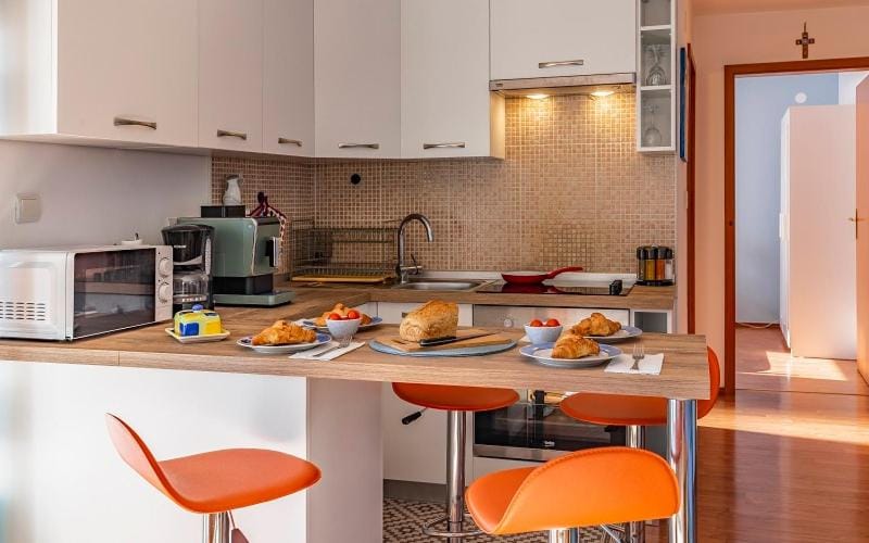 Coffee/tea facilities, Kitchen or kitchenette, Food and drinks, Dining area, Food, minibar, pet friendly, stove, toaster