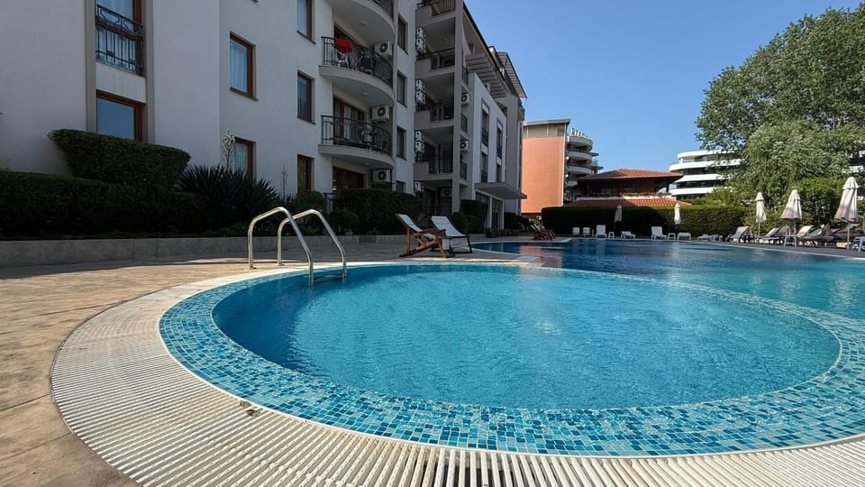 Property building, Day, Swimming pool, sunbed