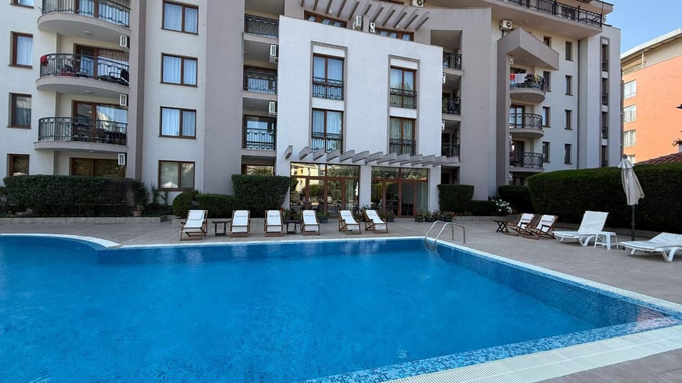 Property building, Patio, Day, Swimming pool, sunbed