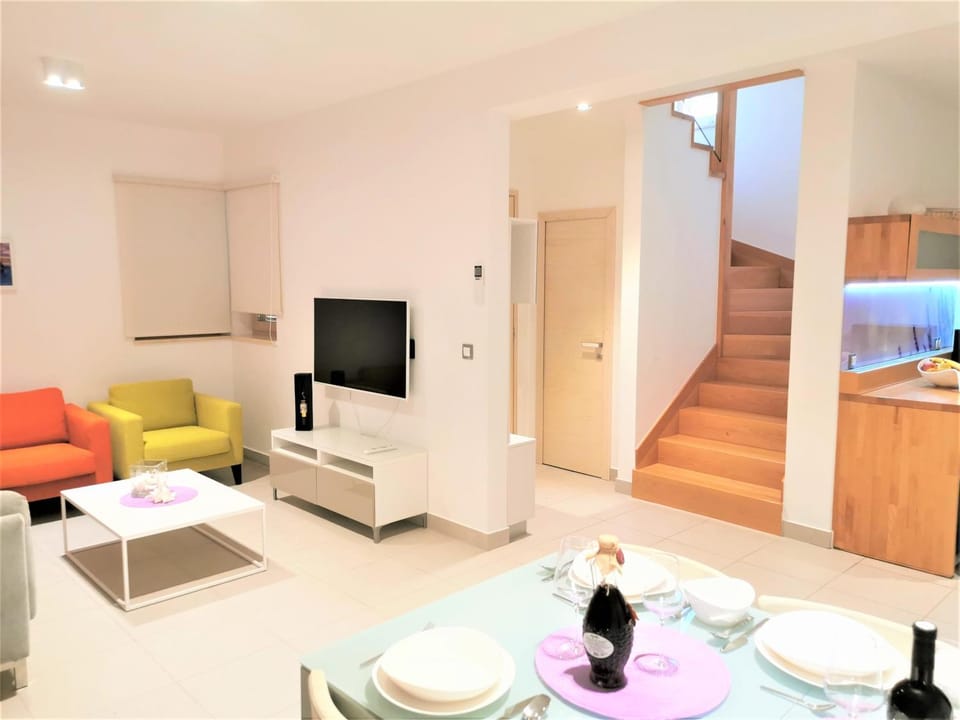 Communal lounge/ TV room, TV and multimedia, Living room, Seating area, Dining area