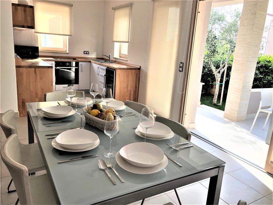 Kitchen or kitchenette, Dining area, stove