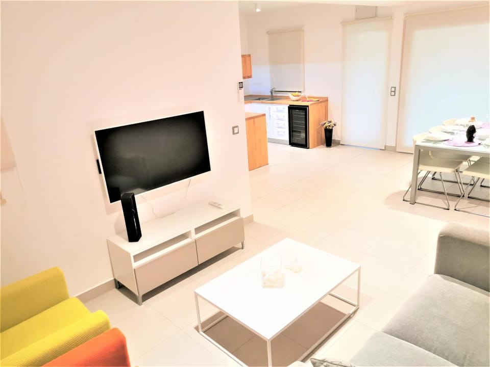 Communal lounge/ TV room, TV and multimedia, Living room, Seating area, Dining area