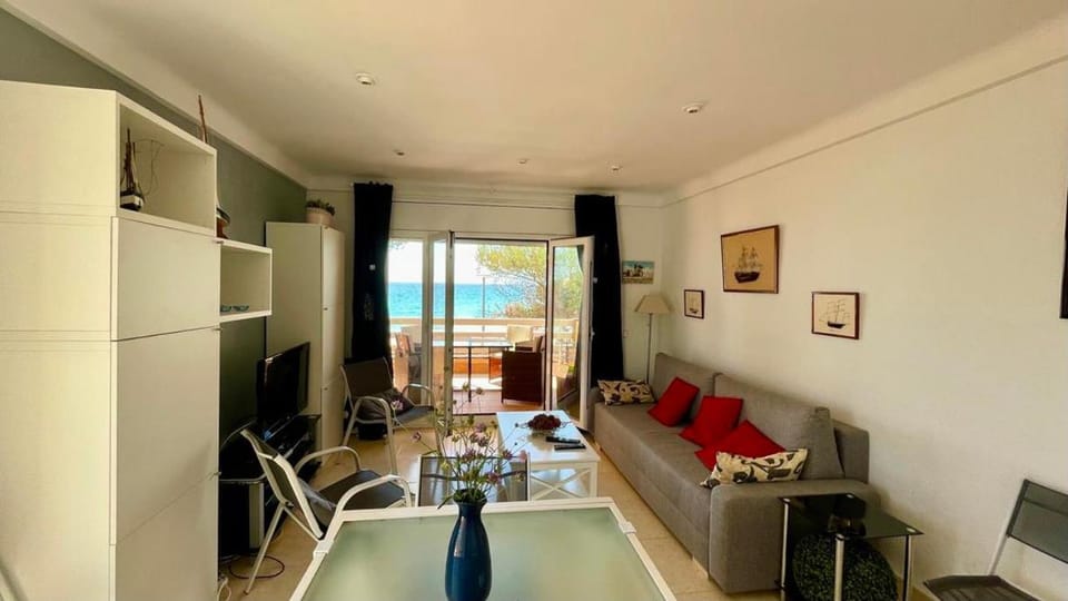 MEDDAYS APARTAMENTO GUARDAMAR FRONTAL AL MAR Apartment in Baix Camp