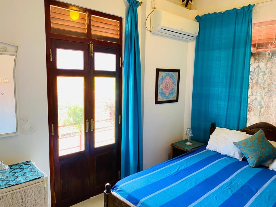 Bed, Photo of the whole room, Bedroom, air conditioner