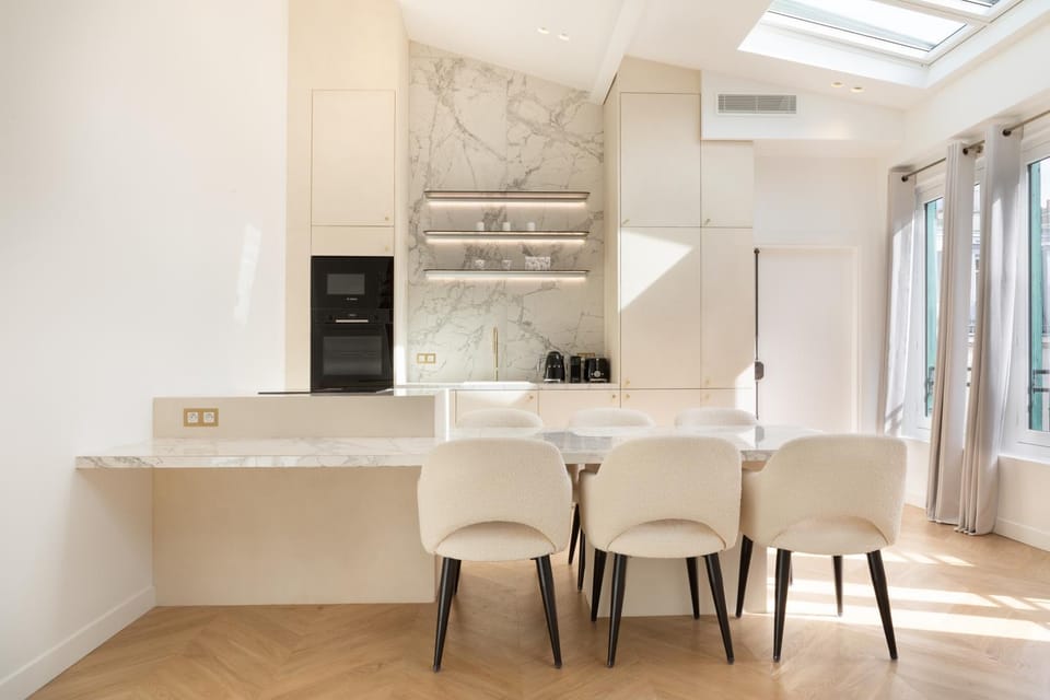 Kitchen or kitchenette, Dining area, minibar