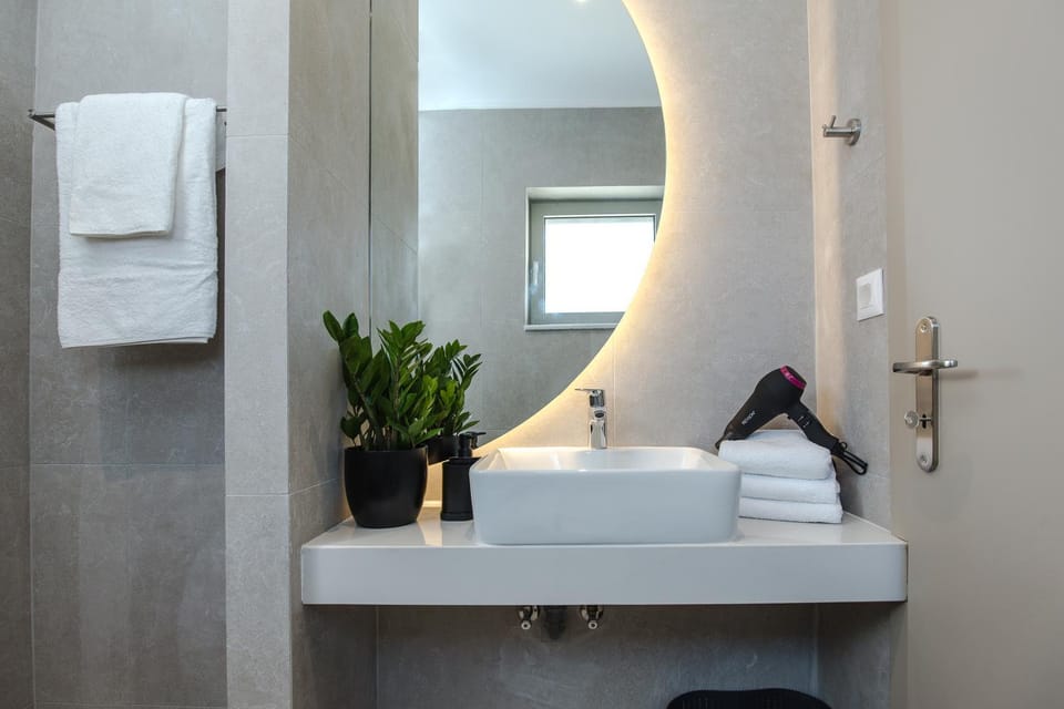 Bathroom, towels